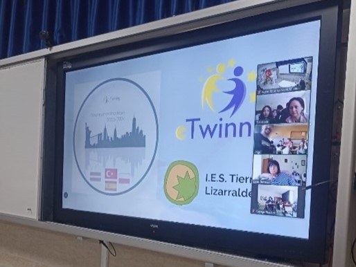 E-twinning projekts “Towns and shadows”