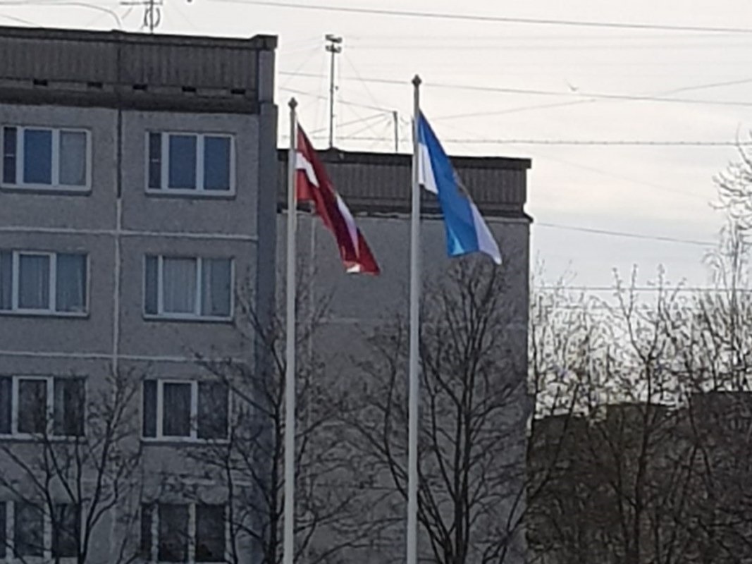 Mūsu skolas kalniņā tagad plīvo Latvijas un Rīgas karogi